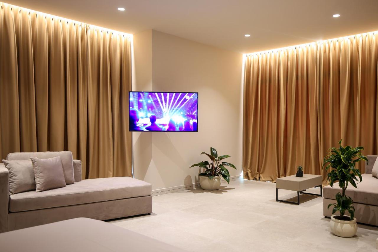 Toto Hotel & Apartments Radhimë 外观 照片